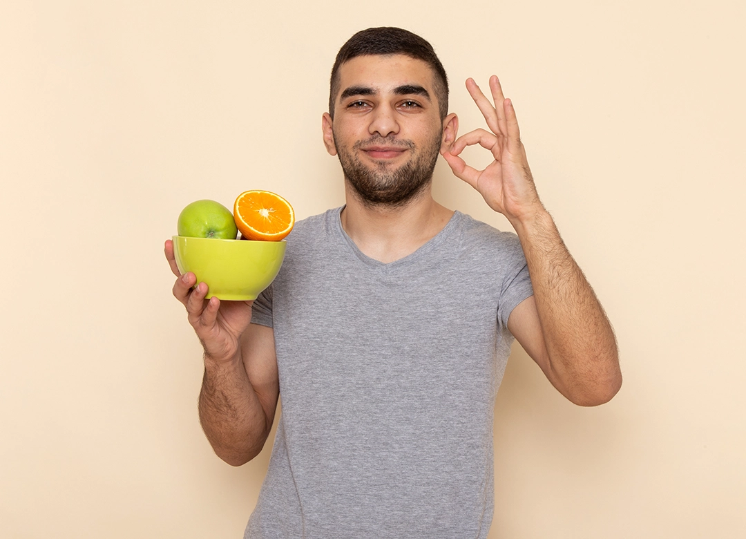 Hombre feliz con su dieta de frutas