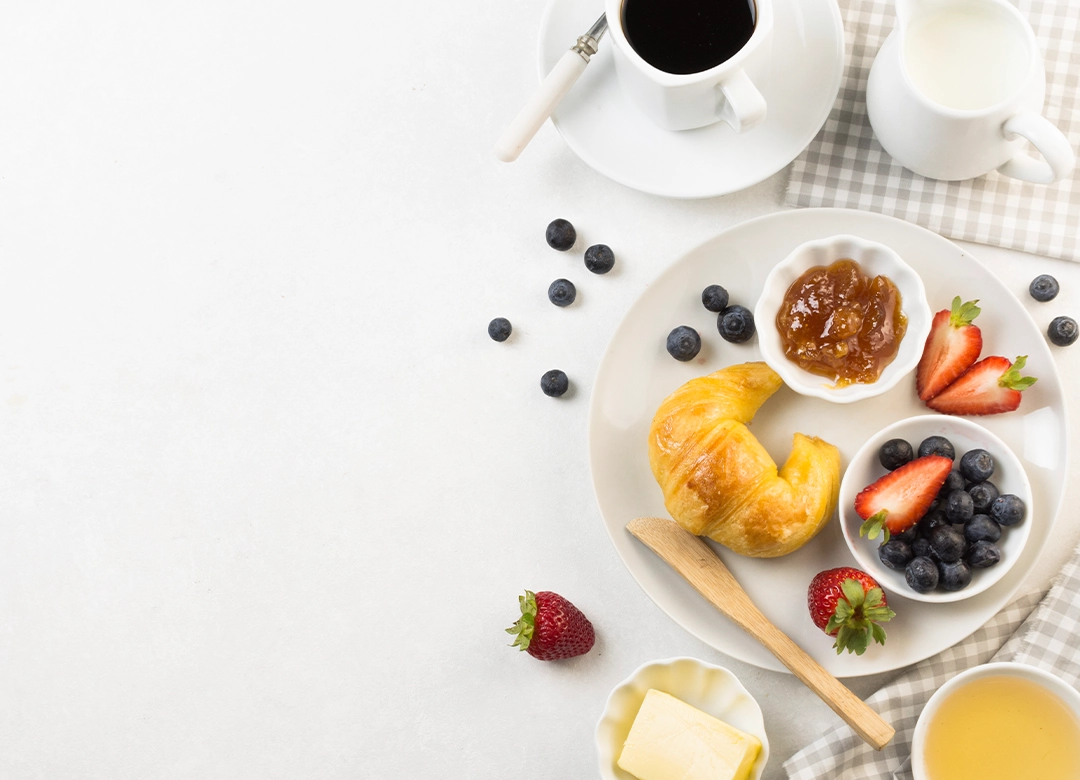 Desayuno nutritivo con muchos nutrientes sobre una mesa de telón blanco acompañado de café