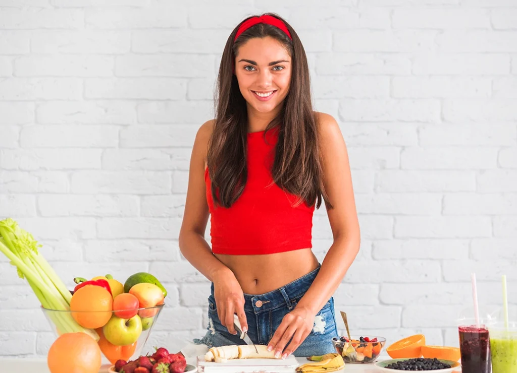 Mujer preparando sus alimentos frescos y naturales